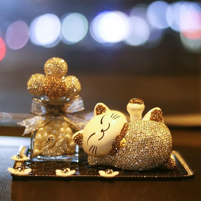 招财猫汽车车内装饰品摆件车载内饰香水女士车上女神款中控台车饰