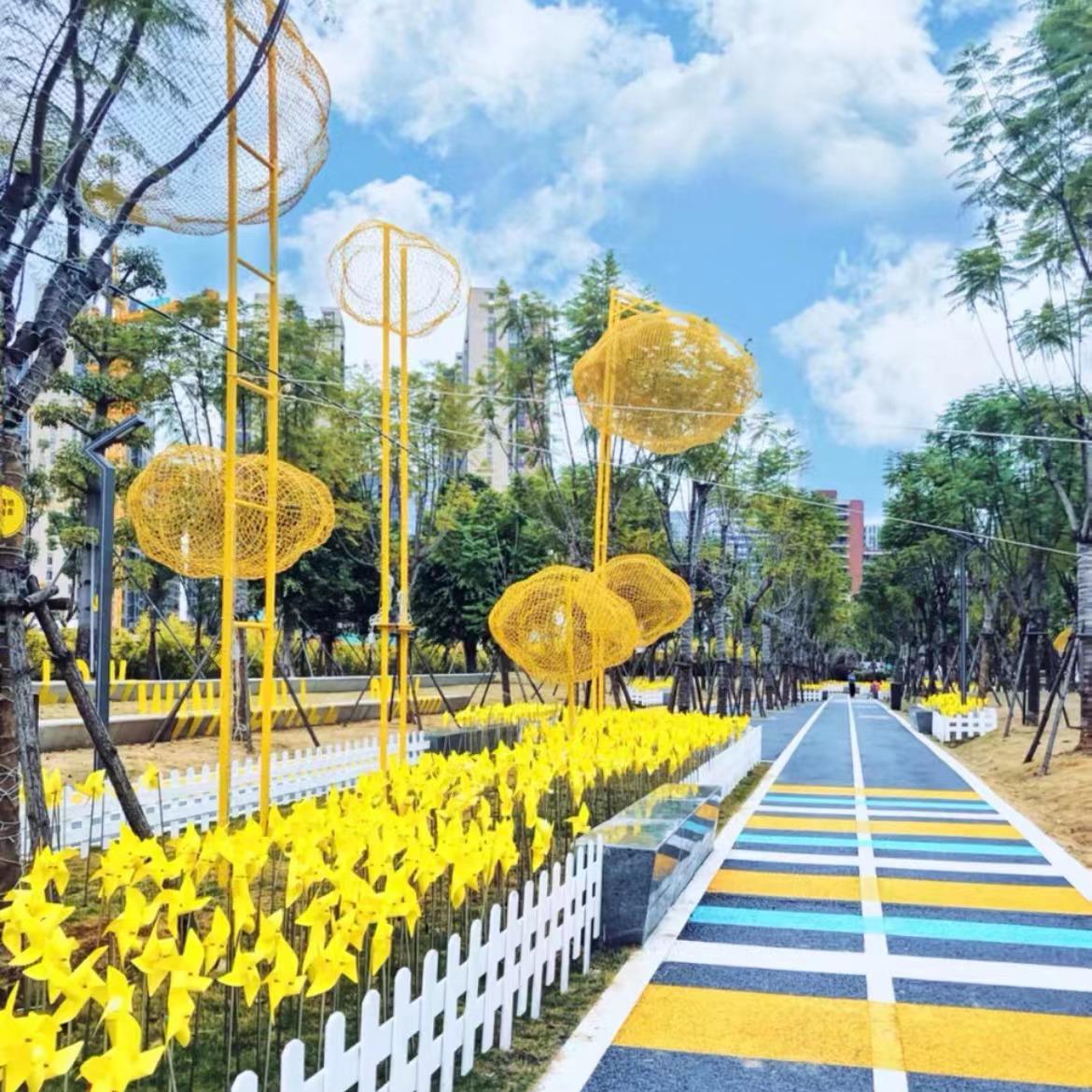 户外不锈钢镂空云朵雕塑玻璃钢艺术人物云朵摆件售楼处草坪装饰品