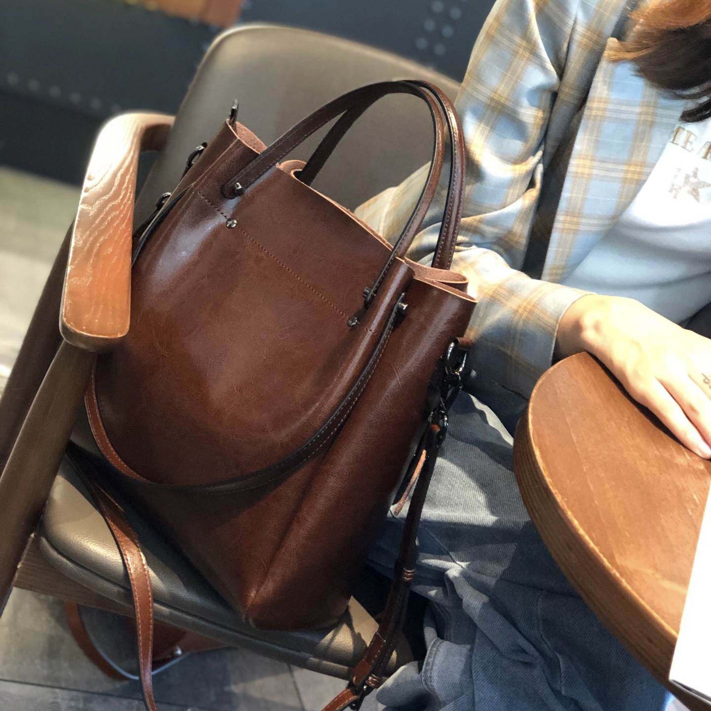 女士包包新款大容量牛皮高级感洋气百搭水桶包2025年爆款手提大包,箱包皮具/热销女包/男包,水桶包,淘宝优惠券,粉丝福利购,淘宝优惠卷