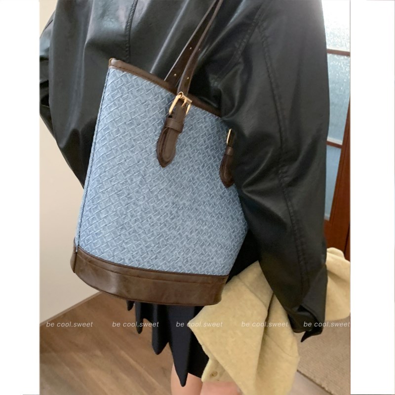 韩国小众包包女2023新款秋冬复古时尚撞色水桶包大容量通勤单肩包