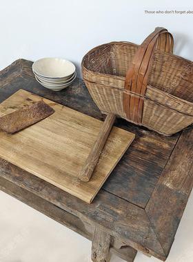 民间怀旧的旧物品，小桌子，长凳，厨房用品，蔬菜篮子，床和早餐