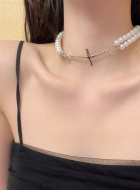 麻灰色白珍珠叠戴项链新款十字架拼接颈链秋冬季轻奢双层锁骨链女