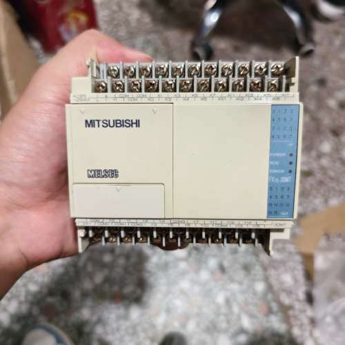 三菱FX1s-30MT-001，实物拍摄成色如图，功能正常包议价