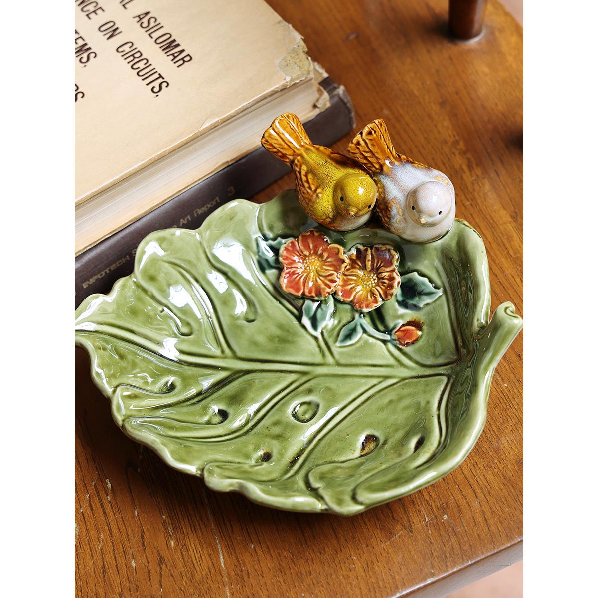 斯堪的纳维亚风格的客厅和餐厅动物饰品鸟站叶形水果盘装饰饰品手