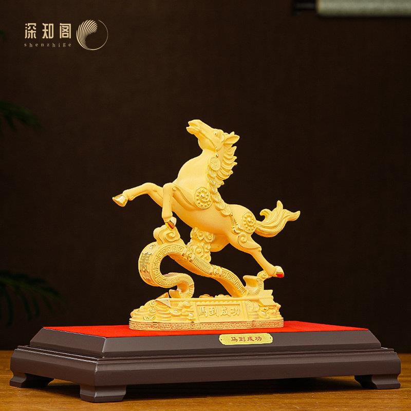 2026马年吉祥物摆件生肖马绒沙金马到成功高档送礼摆件办公室装饰