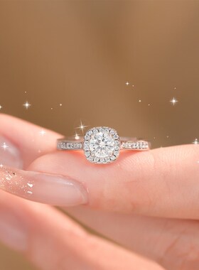 莫桑石钻戒女公主方50分1克拉2纯银方形求婚结婚秘饰闭口婚戒戒指