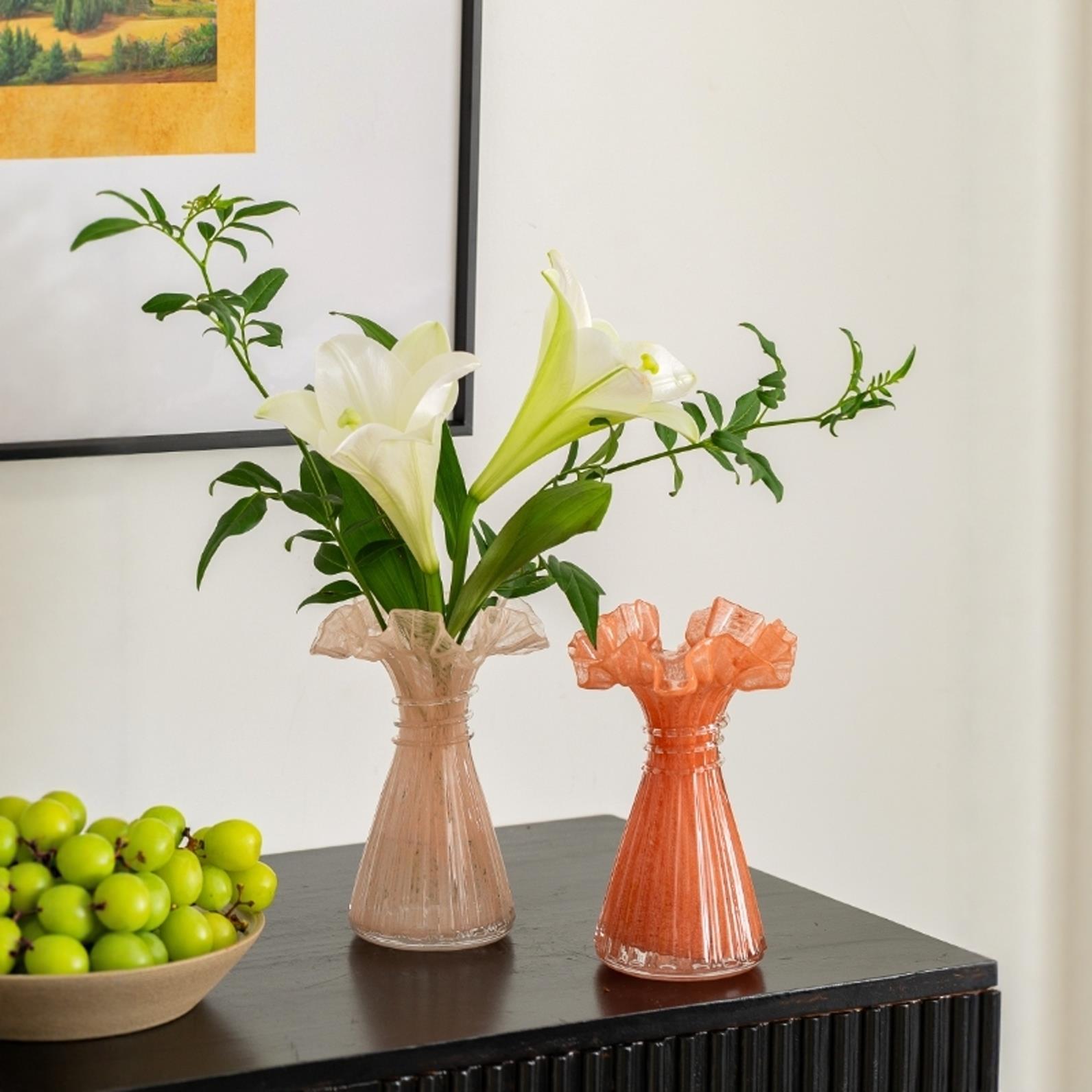 法式琉璃小花瓶，漂亮的蕾丝舞蹈裙，古老的粉红色橙色客厅软家具