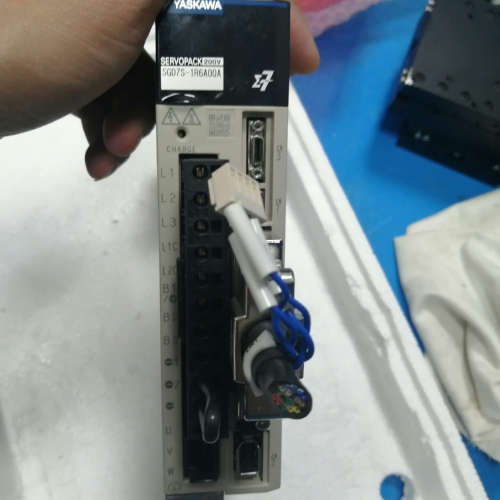 SGD7S-1R6A00A安川七代伺服200W，成色好，议价
