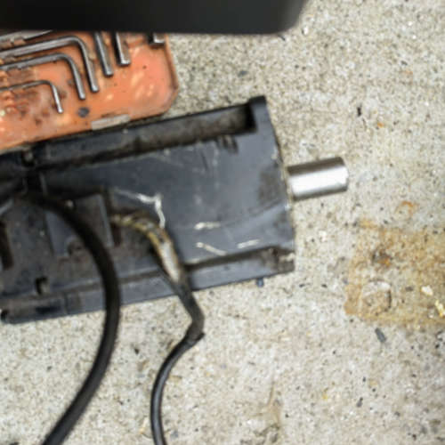 台达B2电机一个，型号：NH4-17LS65CZT，外壳一个议价