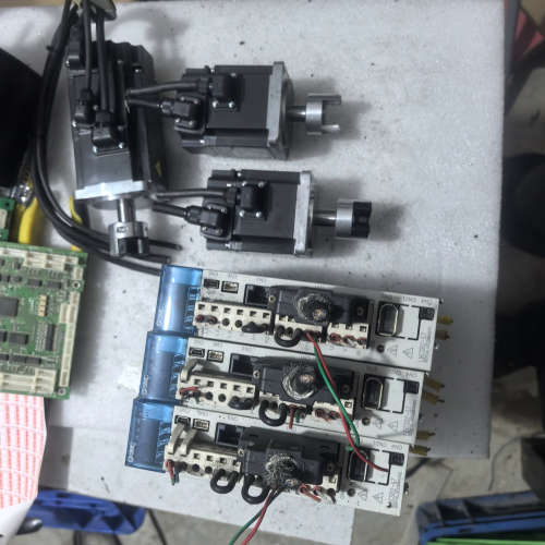 驱动器加电机200W三套，型号：LECSB2-S7议价