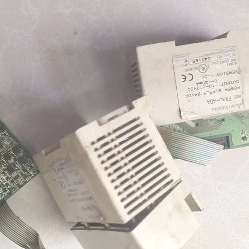 FX3U-4DA，3个实物拍摄的，外壳破损，通电如图所示议价