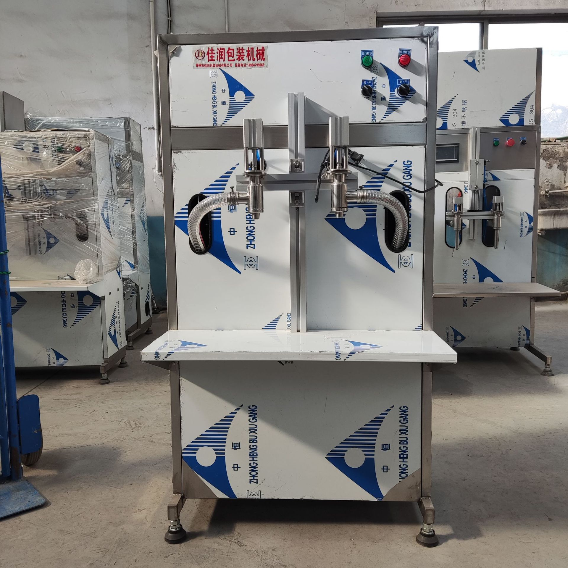 半自动洁厕液灌装机  液体肥灌装机  叶面肥灌装机  大豆油灌装机