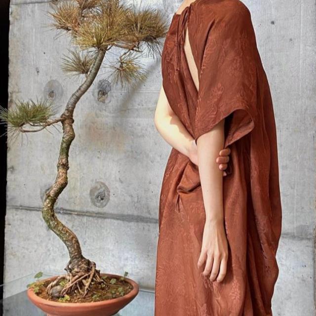 欧货清冷感高端设计感小众复古提花侘寂风枫叶红宽松连衣裙子夏季