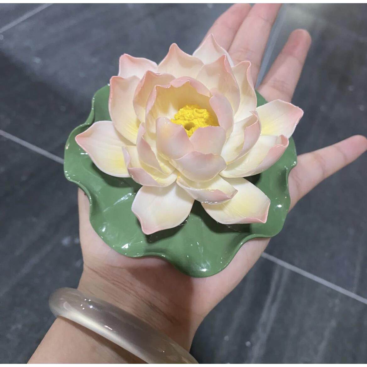 不泥不器·粉尖尖陶瓷手捏花莲花香插 带荷叶一体式