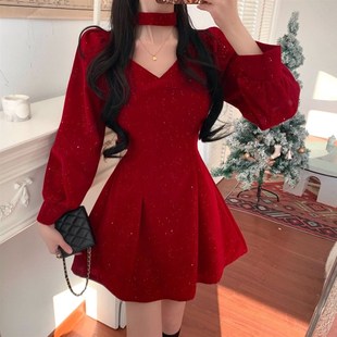 红色丝绒连衣裙女装冬季新款小众设计感气质年会战袍礼服新年裙子