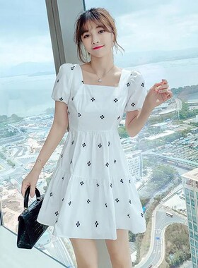 连衣裙女夏小个子白色方领2025新款法式海边度R假可甜可盐裙子休