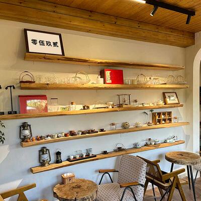 原木风墙上置物架实木一字隔板书架茶室咖啡厅背景墙民宿壁挂层板