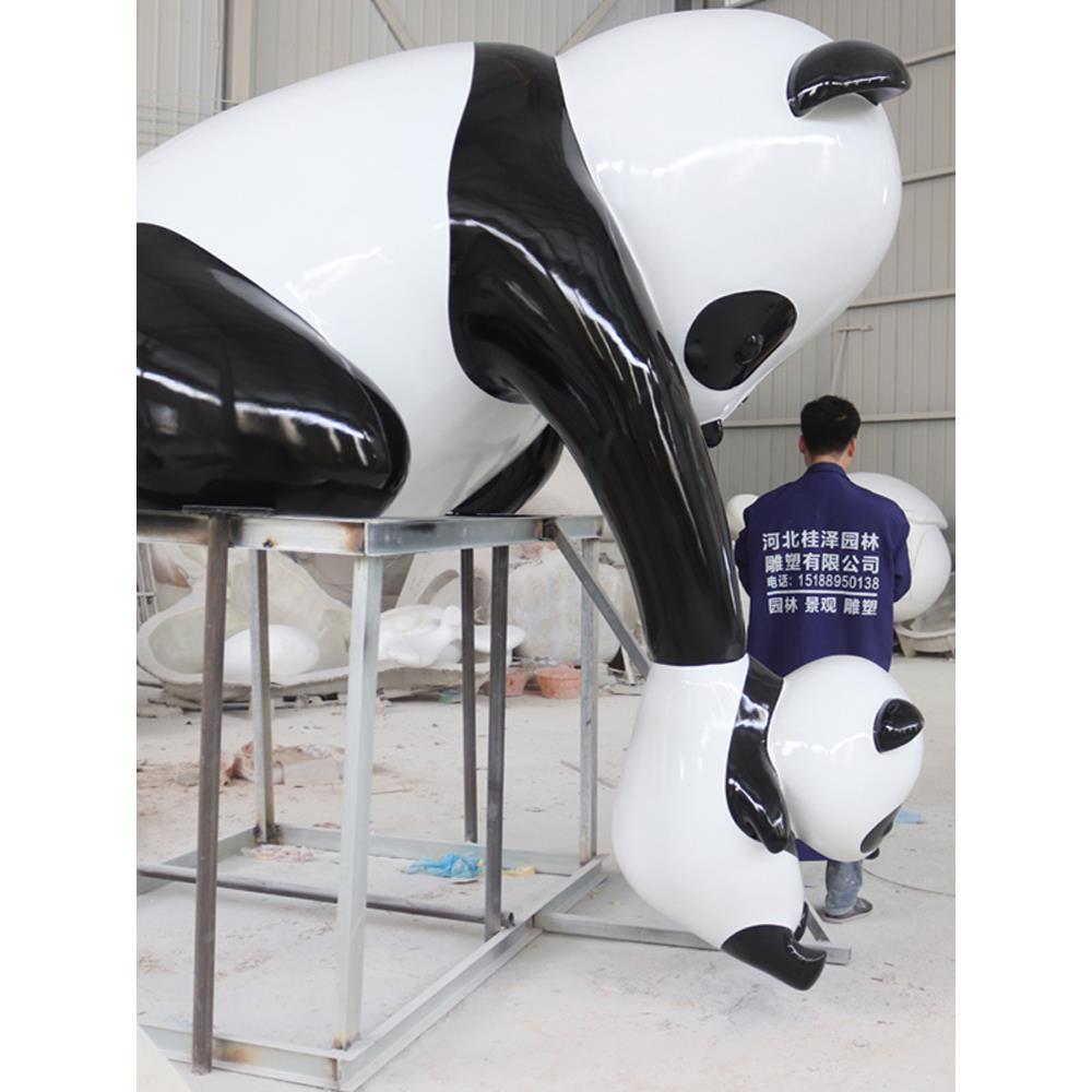 不锈钢卡通熊雕塑定制大型商业街玻璃钢门头爬墙网红发光母子熊猫