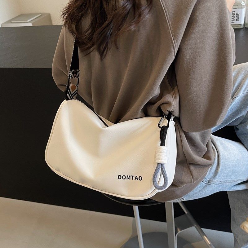 休闲百搭宽肩带简约枕头包布包2024新款潮时尚单肩斜挎包小包包,箱包皮具/热销女包/男包,胸包,淘宝优惠券,粉丝福利购,淘宝优惠卷