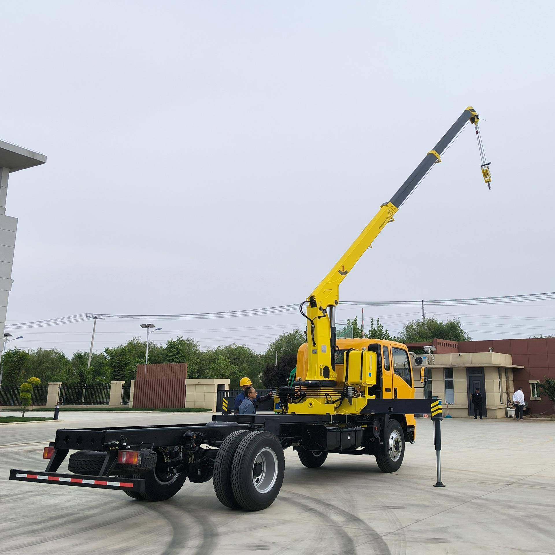 徐州工厂生产随车吊4吨5吨直臂式随车起重机小型液压式伸缩起重机