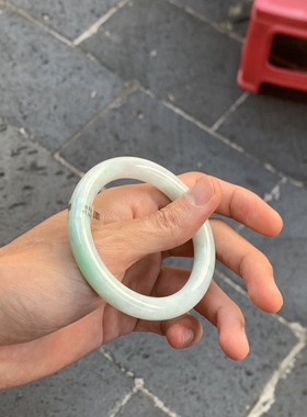 57圆条微瑕有纹白底青翡翠手镯飘绿带色天然缅甸翡翠A货玉镯国检