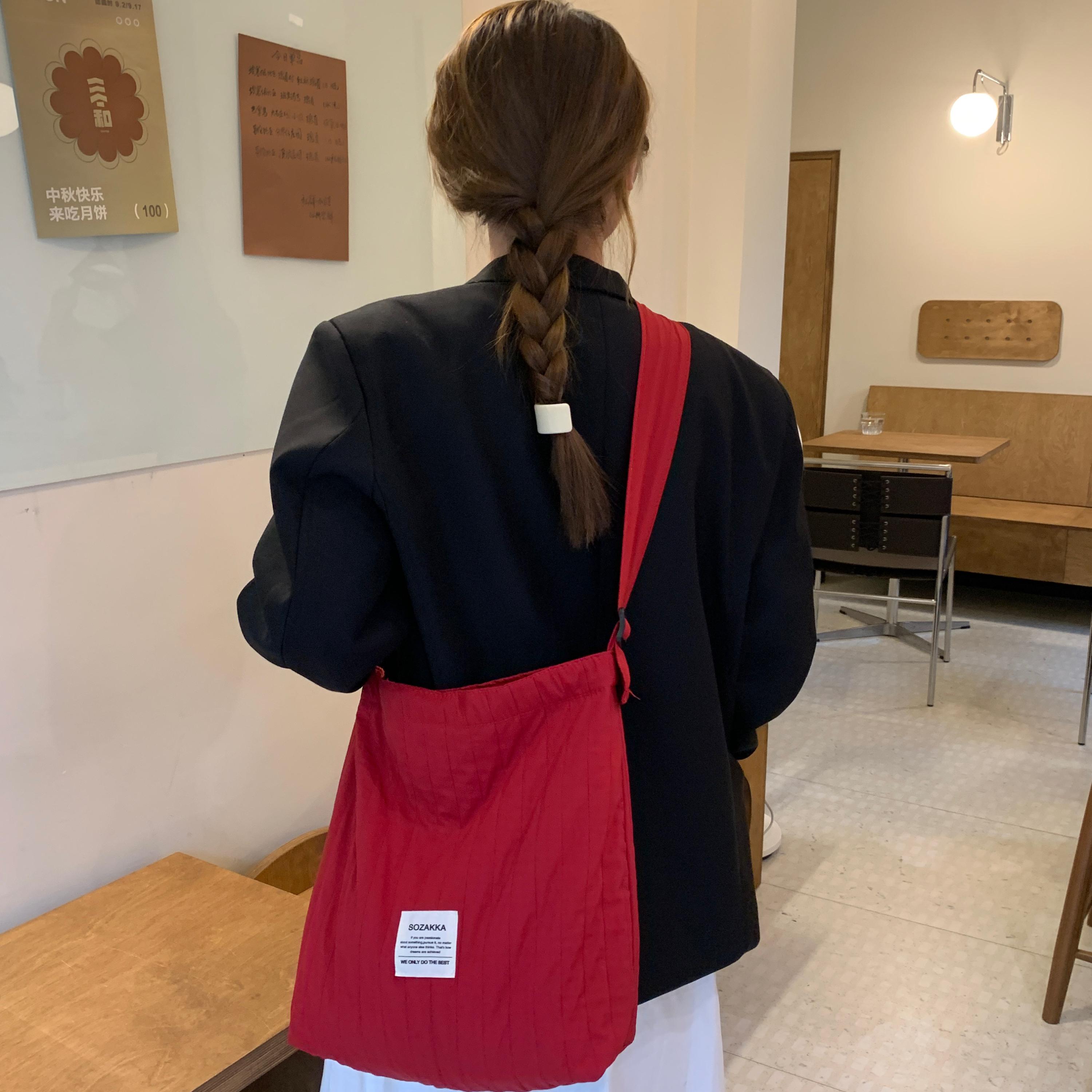 酒红纯色条纹简约帆布斜跨包褶皱小众设计学生上课通勤单肩女包袋