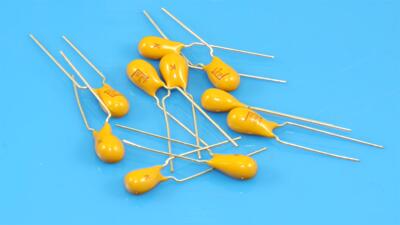 TAP685K050CCS 直插钽质电容器  50volts 6.8uF 10% AVX 7mm