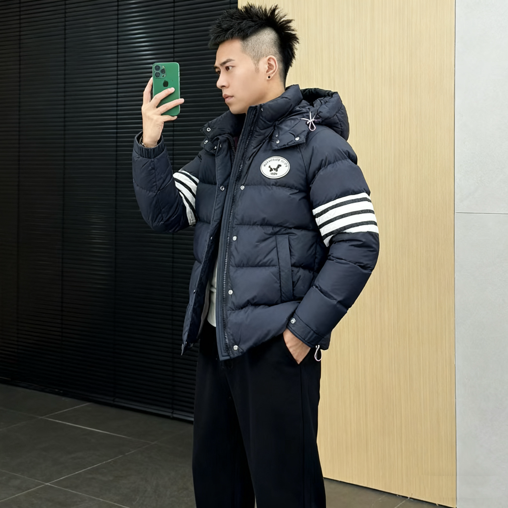 2025冬季新品可脱卸帽羽绒服欧货高端小狗四条杆修身时尚休闲8650