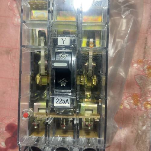 未使用 DZ20Y-225A 塑料外壳式断路器