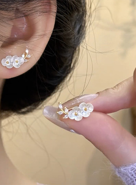 2025网红爆款白色花朵耳钉小众简约精致耳排夏季清新超仙百搭耳环