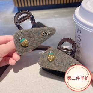 草莓毛毡三角型抓夹女2025新款半扎发卡发夹后脑勺盘发鲨鱼夹子
