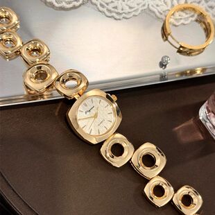 New Golden Irregular Hollow out Luxury Sensation Quartz