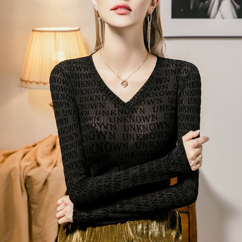 V领字母植绒蕾丝打底衫女