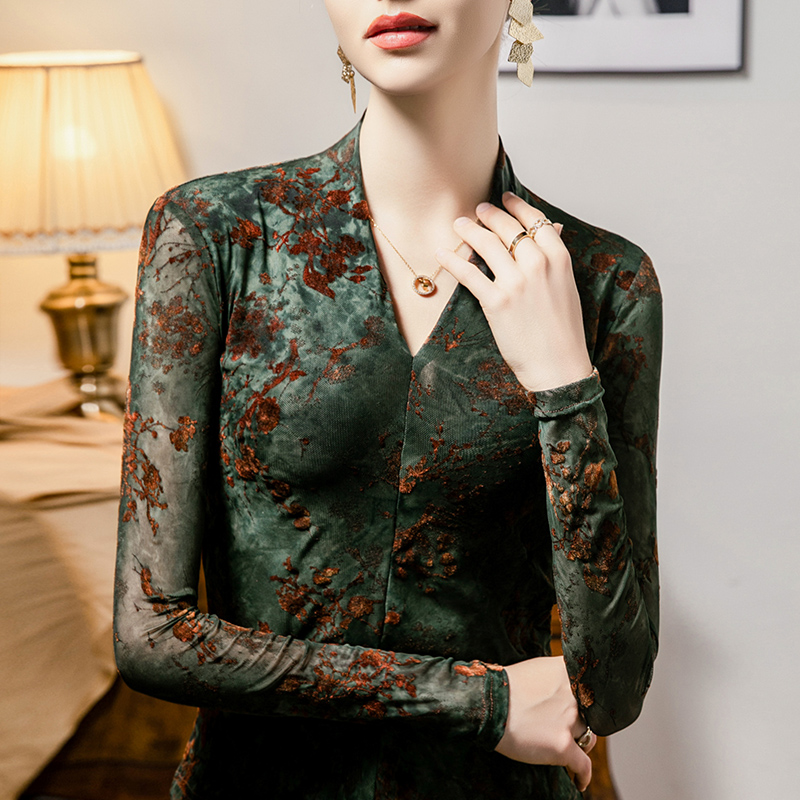 V领植绒印花蕾丝打底衫女