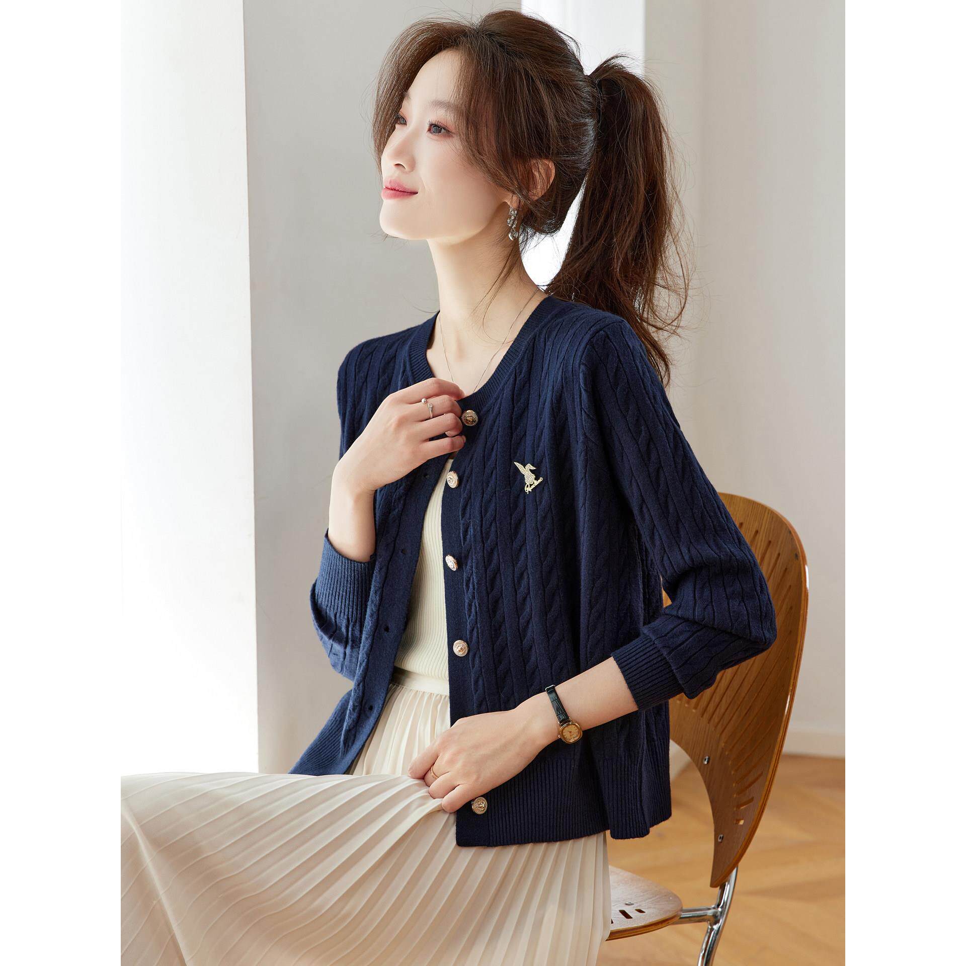 贵夫人秋季新款纯色针织衫金属扣麻花纹开衫圆领百搭保暖内搭毛衣