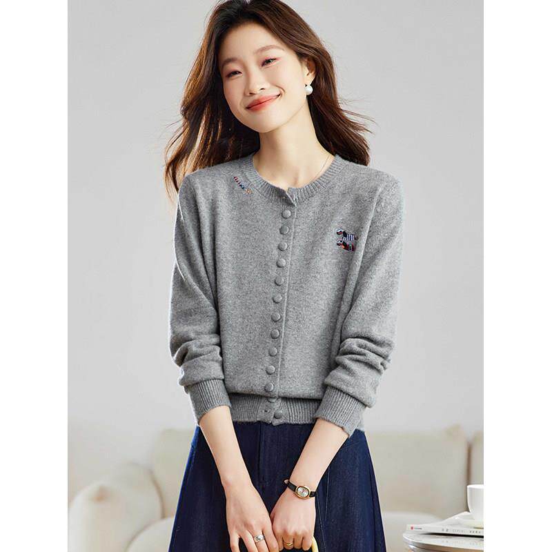 灰色刺绣圆领短款针织开衫女2025春秋新款今年流行的外搭毛衣外套