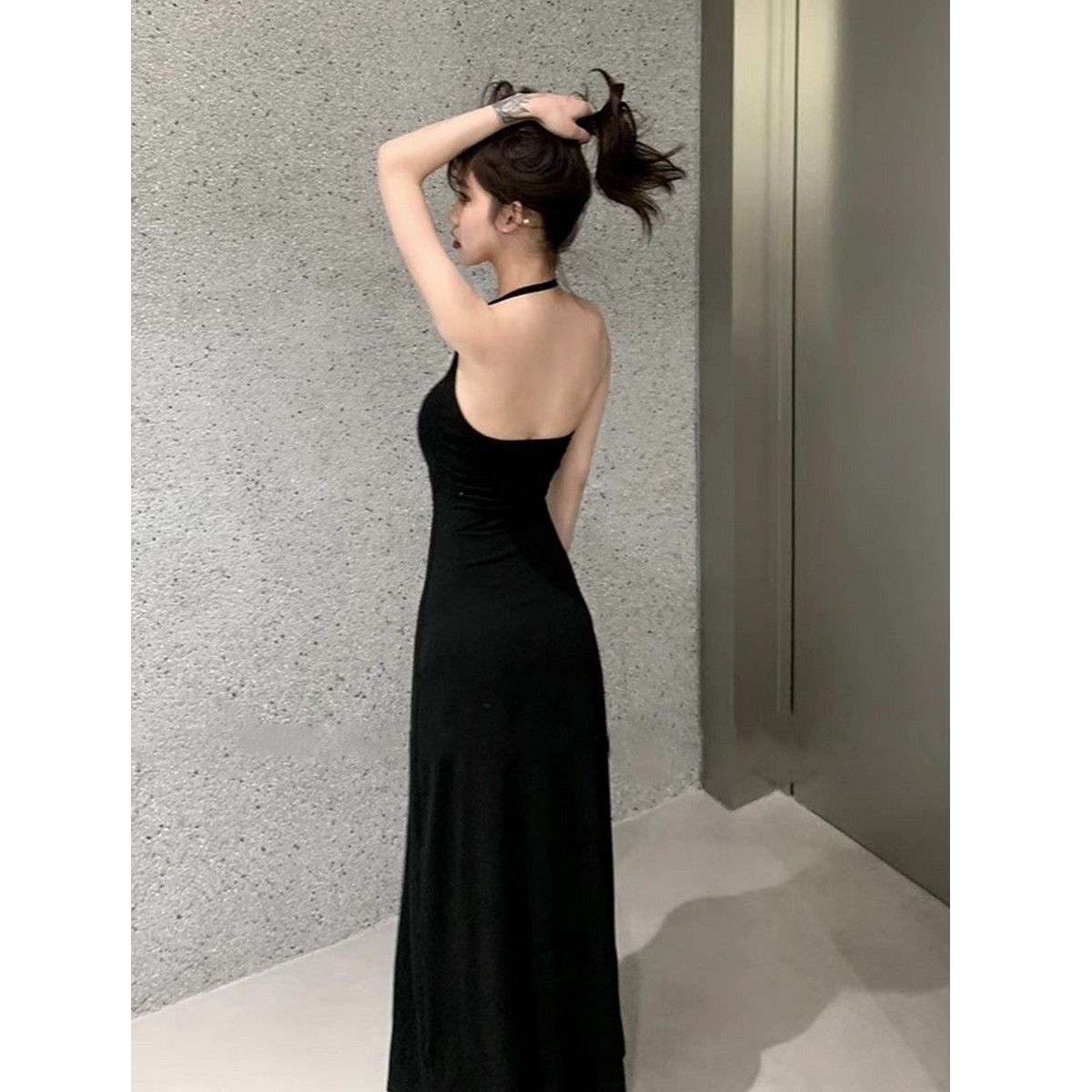 露背黑色挂脖御姐连衣裙女夏季纯欲风辣妹收腰显瘦带胸垫吊带长裙