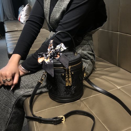 香港品牌中式刺绣轻奢时尚水桶包