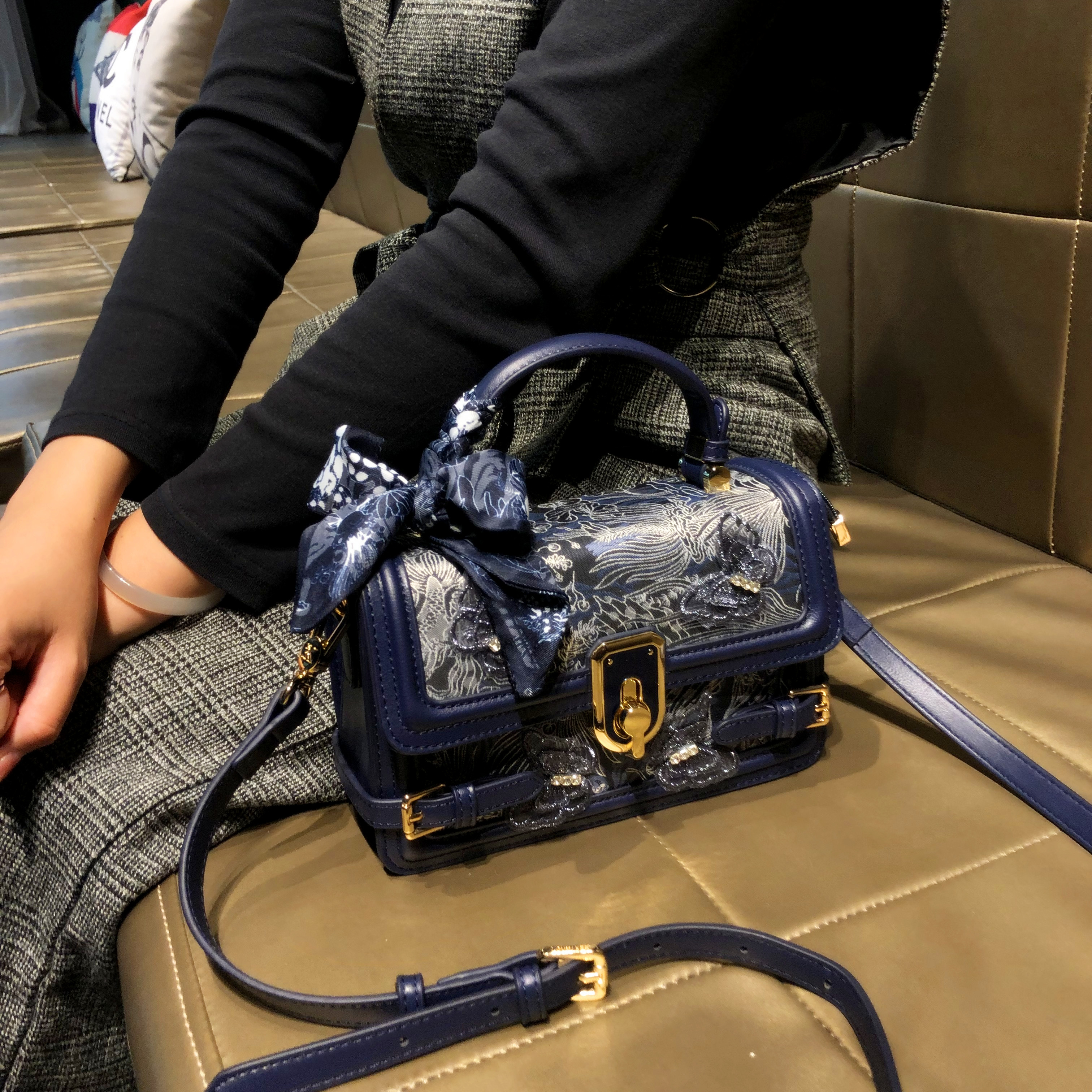 香港品牌时尚刺绣中式轻奢小方包