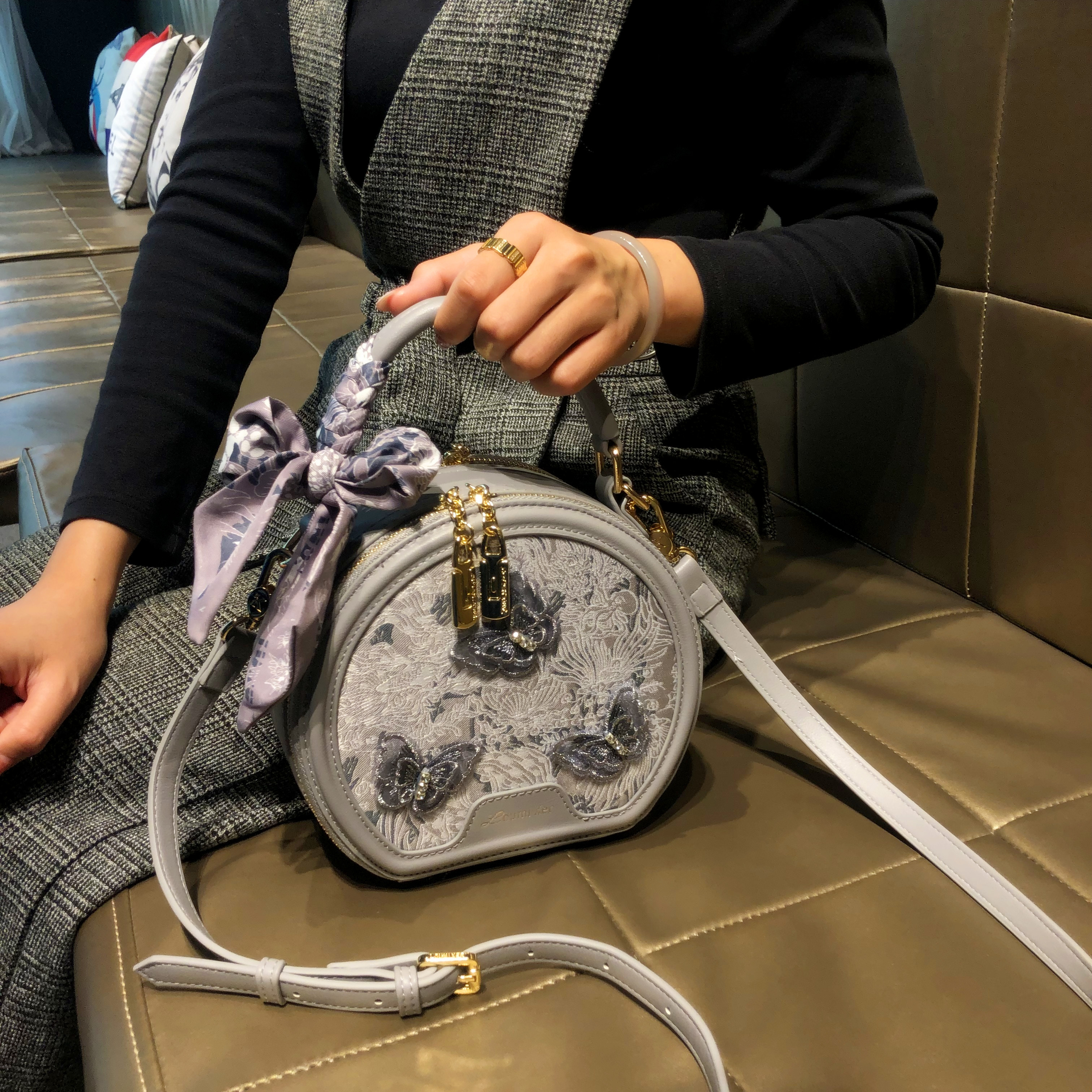 香港品牌斜挎包2025新款蕾丝中国风手提小包真皮单肩高级小圆包女