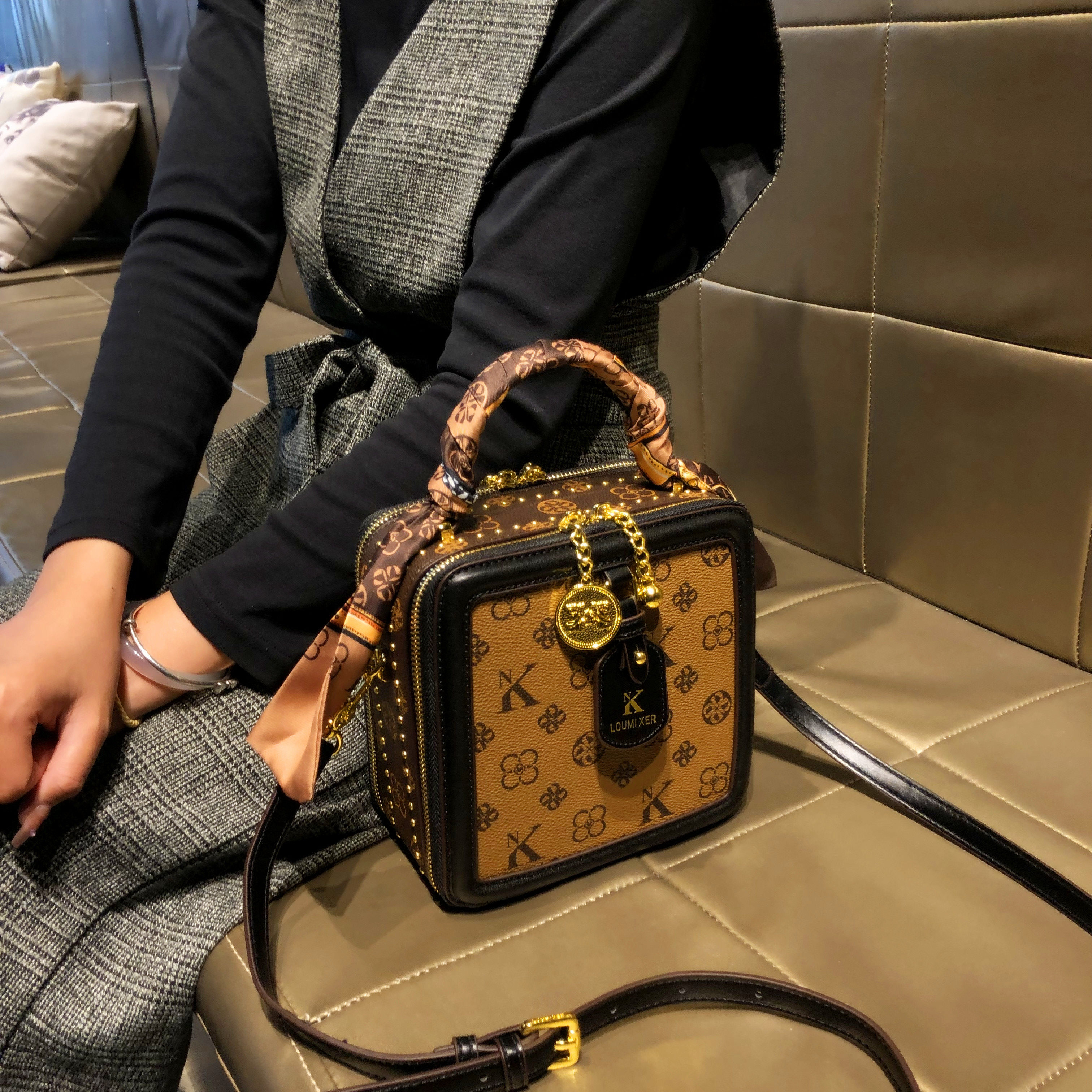 香港品牌包包女式2025新款复古高级秋冬斜挎包真皮单肩手提小方包