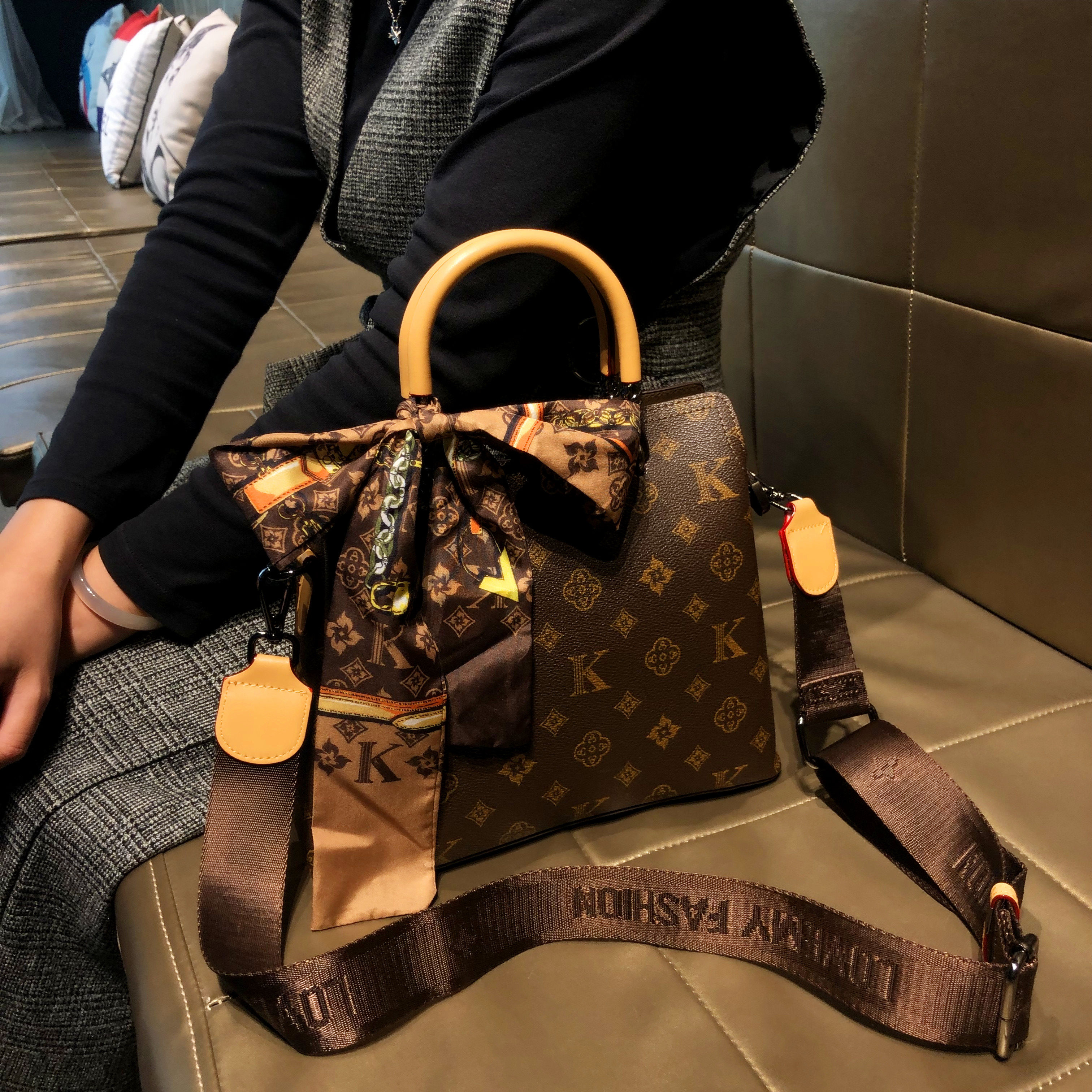 香港品牌包包女式2025新款时尚秋冬复古真皮单肩包手提斜挎水桶包