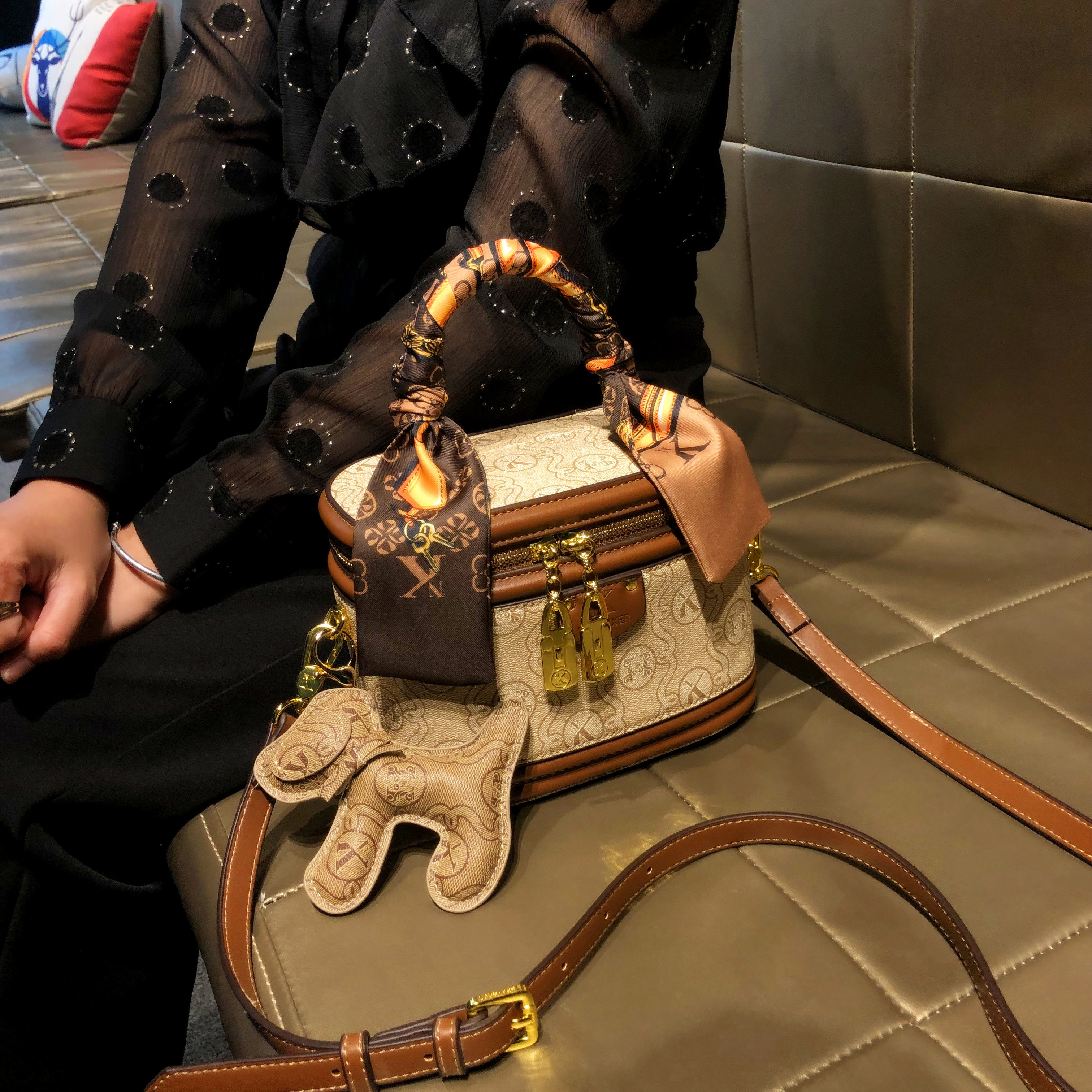 香港品牌今年流行包包秋季真皮斜挎盒子包2025新款单肩手提水桶包