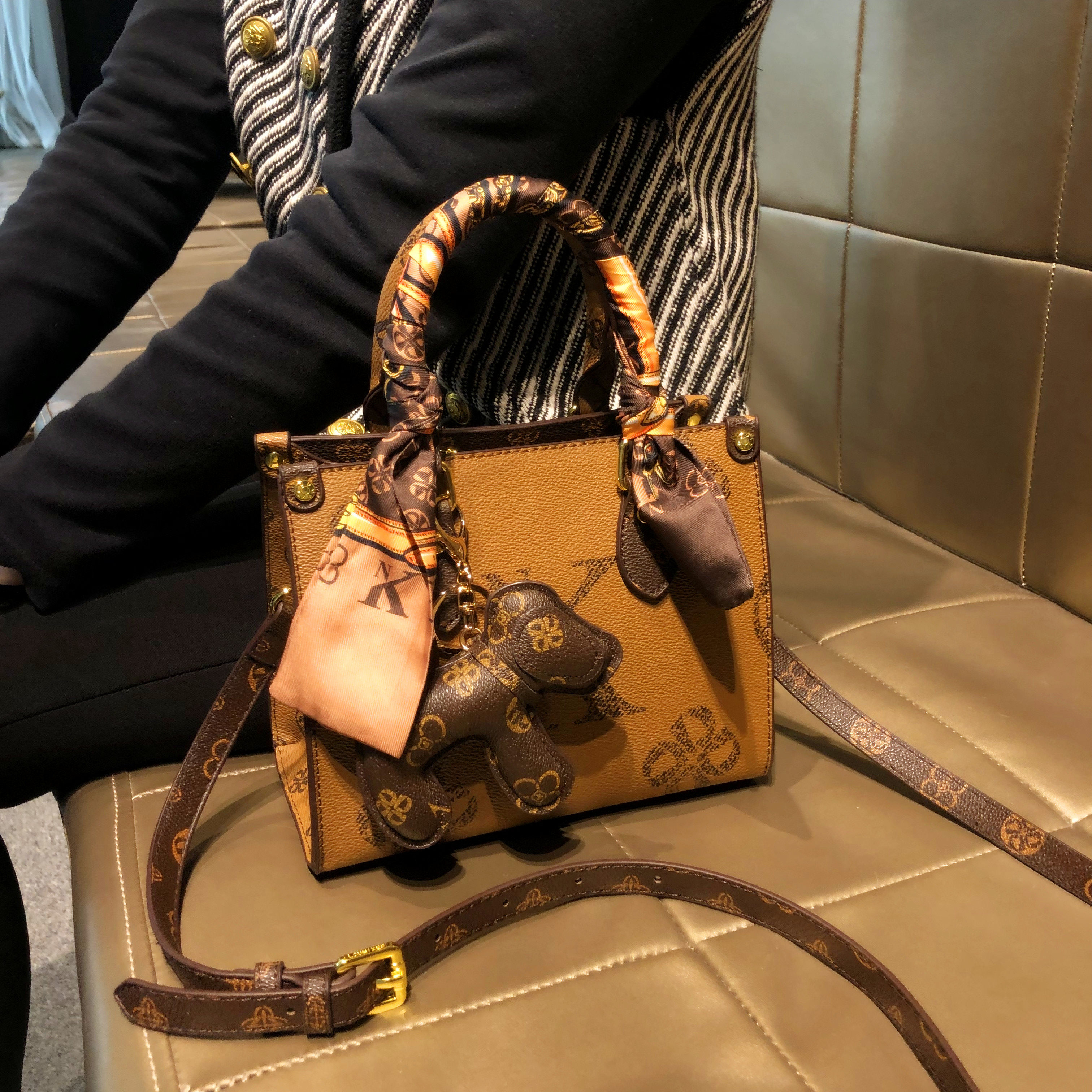 香港品牌包包女款2026新款复古质感通勤单肩包真皮手提斜挎小方包,箱包皮具/热销女包/男包,托特包,淘宝优惠券,粉丝福利购,淘宝优惠卷