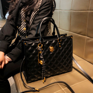 香港品牌包包2025新款真皮大容量手提包小香风高级斜挎单肩托特包