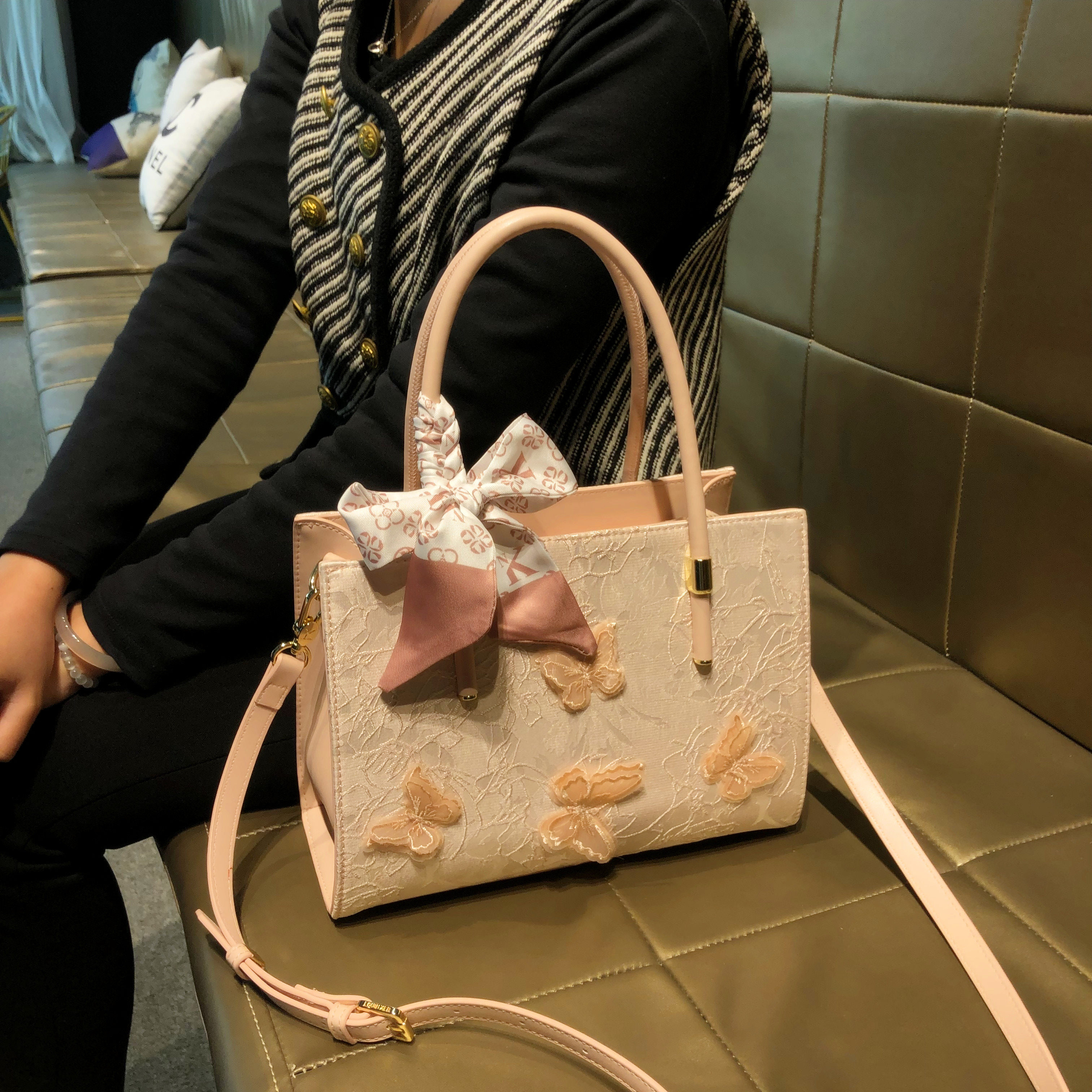 香港品牌包包女2026新款高级刺绣单肩时尚小包真皮手提斜挎托特包,箱包皮具/热销女包/男包,通用款女包,淘宝优惠券,粉丝福利购,淘宝优惠卷