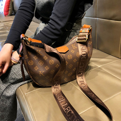 香港品牌复古时尚印花休闲饺子包