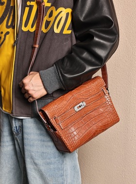 Kelly Messenger小号邮差包，马鞍皮HCP美洲鳄，银扣实拍现货。