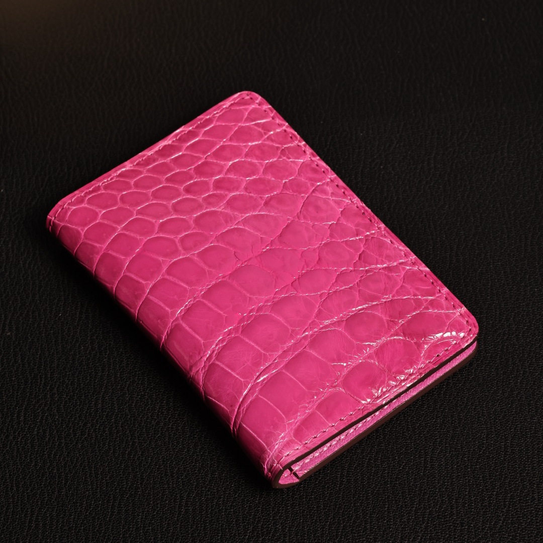 经典款对折卡片包，玫瑰粉色亮面鳄鱼皮，实拍现货