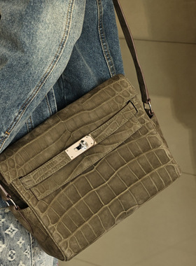 Kelly Messenger27小号邮差包，鼠尾草绿色磨砂鳄鱼皮